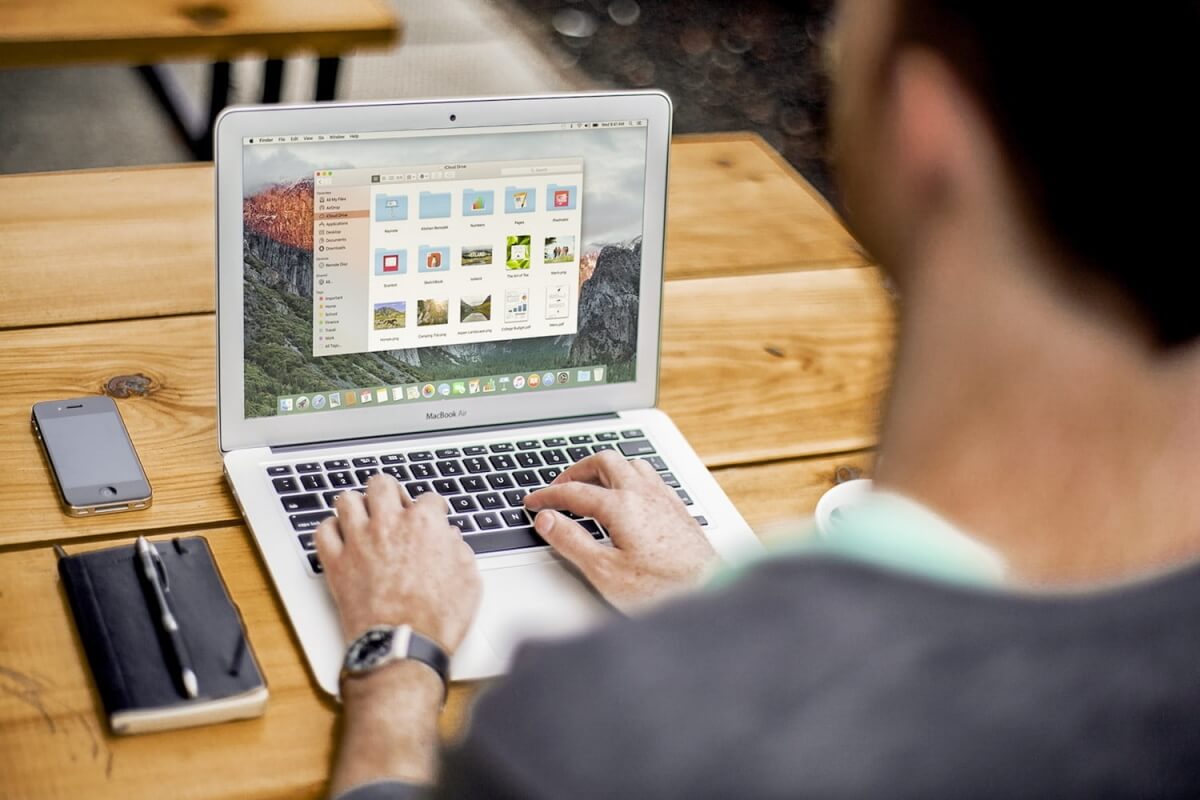 Person som bruker bærbar PC for å gjøre matched betting hjemmefra